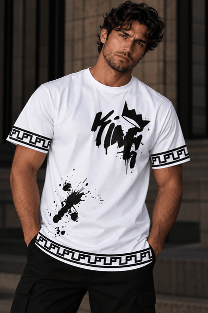 Nahaufnahme des schwarzen Graffiti-Designs auf weißem Baumwoll-T-Shirt, künstlerischer Druck mit Spritzern, modischer Streetstyle