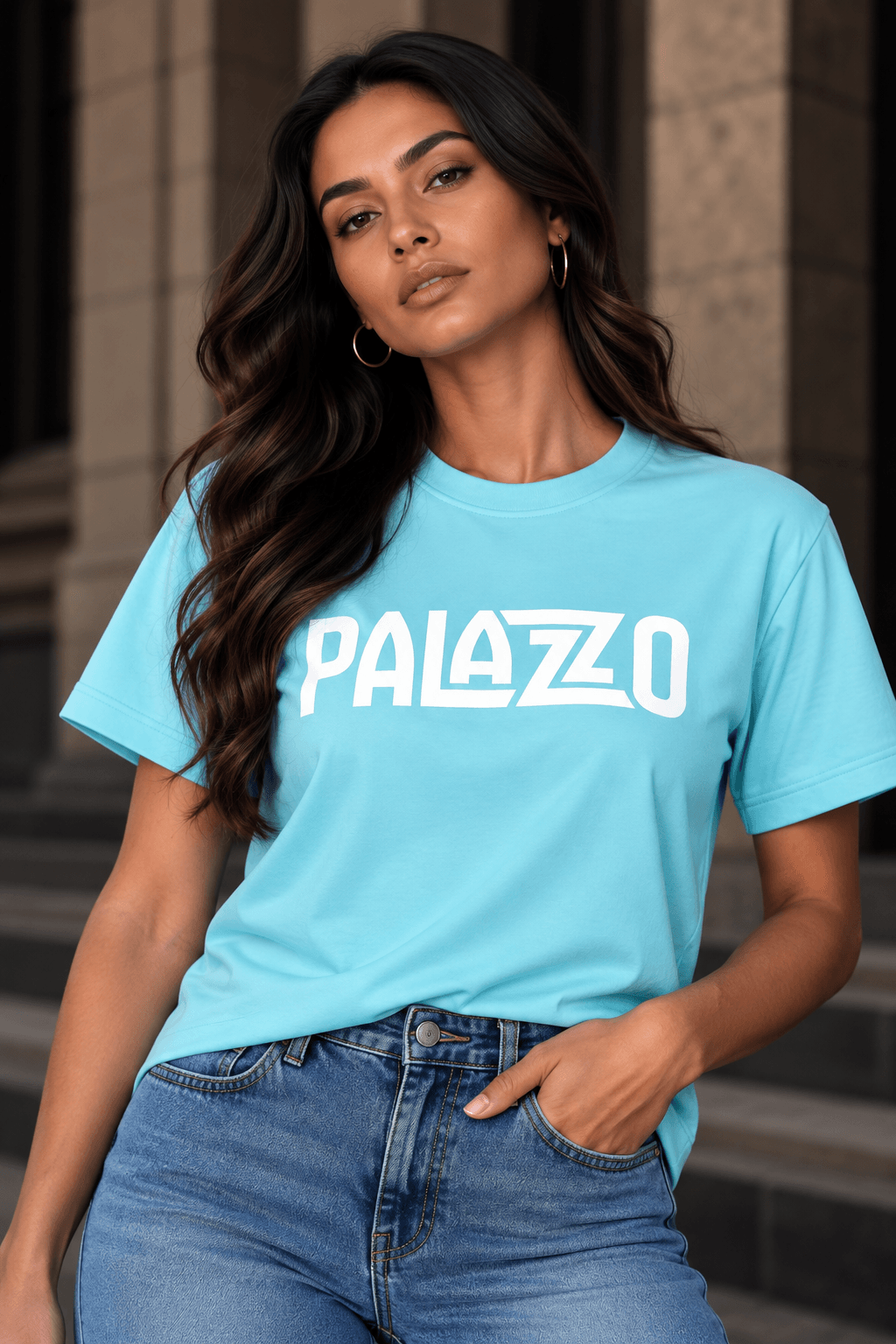 Damen-T-Shirt in Hellblau mit großem weißen PALAZZO-Logo, aus Baumwolle, entspanntes Streetwear-Outfit, kombiniert mit Jeans, urbaner Look
