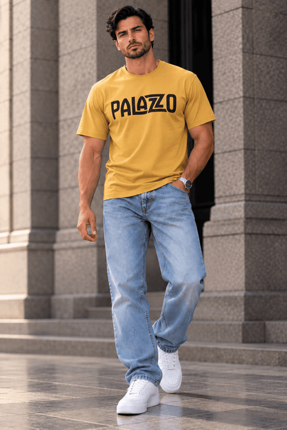Sand Streetwear-T-Shirt mit Palazzo-Logo aus Baumwolle, lässiger Schnitt, kombiniert mit hellblauen Jeans und weißen Sneakers, urbaner Look