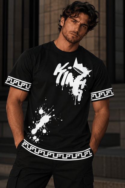 Männlicher Model trägt schwarzes T-Shirt mit weißen Graffiti-Designs, kurze Ärmel mit griechischem Muster, urbaner Stil