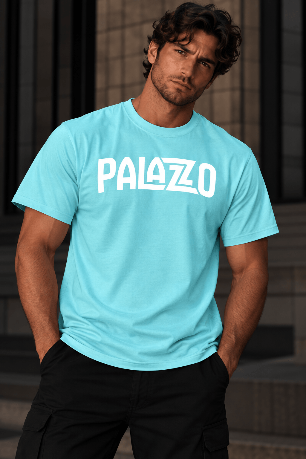 Herren in hellblauem T-Shirt mit weißem Logo 'PALAZZO', aus Baumwolle, lässig, urbaner Streetwear-Look, vor modernem Gebäude