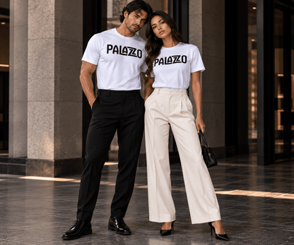 Männlicher und weiblicher Model tragen weiße T-Shirts mit schwarzem 'PALAZZO'-Print, urbanes Umfeld, elegante Streetwear-Mode