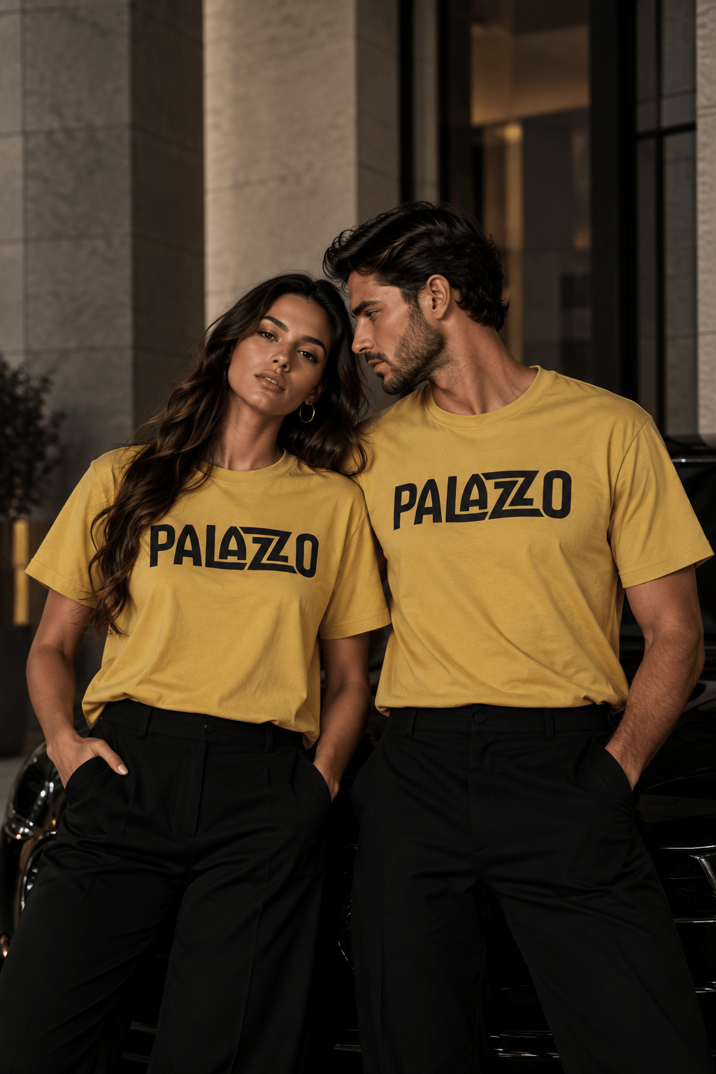 Nahaufnahme eines Models mit langen, dunklen Haaren, trägt Sand 'PALAZZO' T-Shirt, urbanes Hintergrund, modischer Look