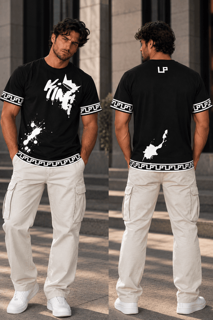 Rückansicht des schwarzen T-Shirts mit weißen Graffiti-Prints, urbaner Streetwear-Look, model steht vor modernen Gebäuden