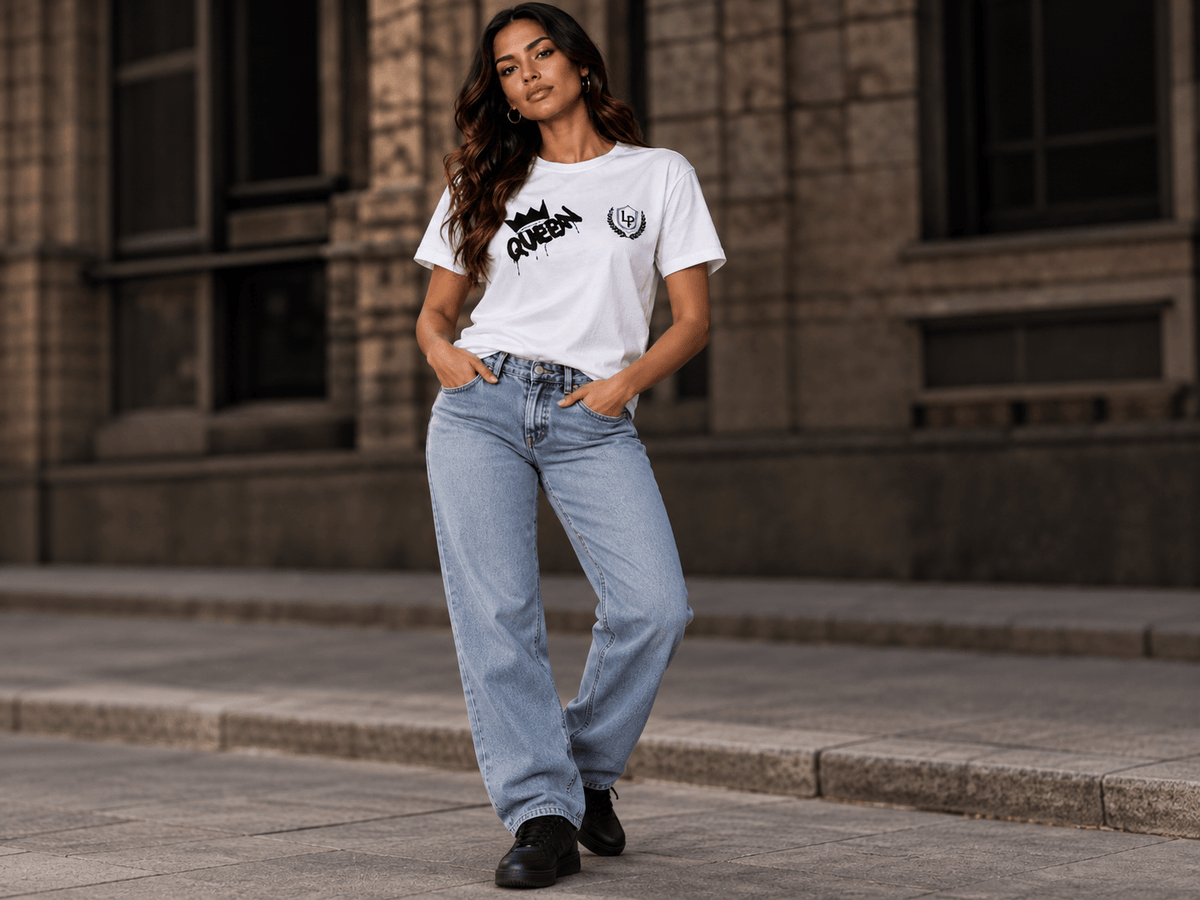 Weißes T-Shirt mit Graffiti-Design und Queen-Logo, lockere Passform, aus Baumwolle, kombiniert mit hellblauen Jeans und schwarzen Schuhen, urbaner Streetwear-Look