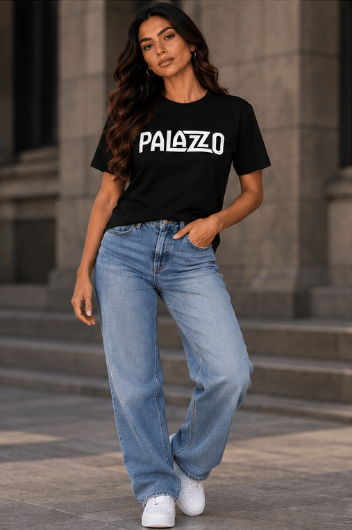 Männlicher Model trägt schwarzes T-Shirt mit PALAZZO-Logo, urbanes Streetwear-Style, mit Jeans, auf Treppen im Stadtzentrum