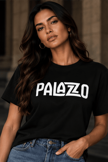 Nahaufnahme eines schwarzen T-Shirts mit PALAZZO-Print, lockeres Casual-Outfit, für Streetwear, mit Jeans kombiniert